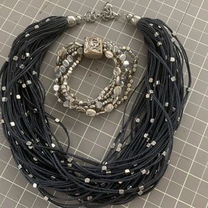 Catchy necklace set. Necklace in dark navy. 19”